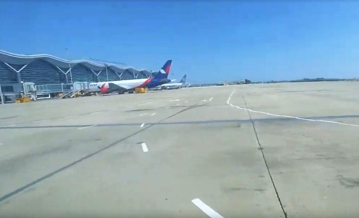 Подъезжаем к зданию аэропорта.