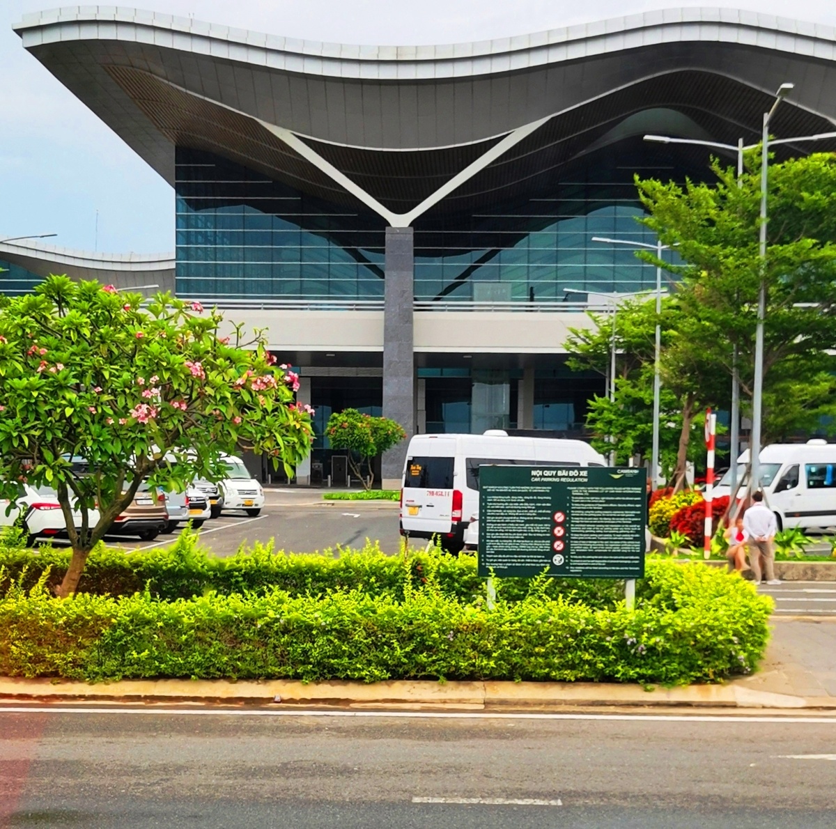 Вид на аэропорт со стороны стоянки автобусов.