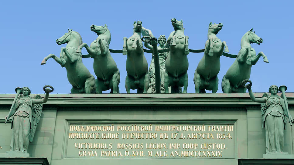 Нарвские триумфальные ворота — памятник архитектуры стиля ампир в Санкт-Петербурге, расположен на площади Стачек. Несущая колесницу богини славы шестерка коней выполнена из кованой меди по модели Клодта в 1833 году.📷Фото: Евгений Павленко / Коммерсантъ