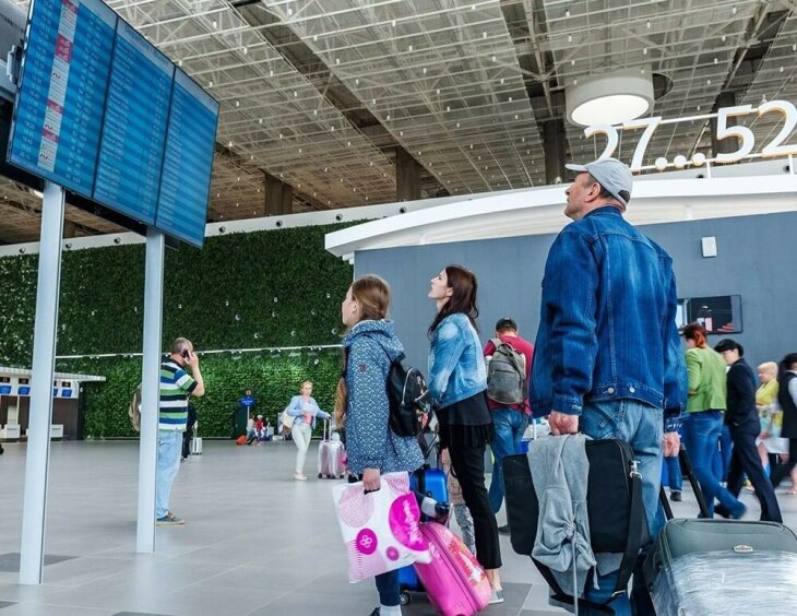  📷Пассажиры в аэропорту "Айвазовский" (Симферополь). Источник: new.sipaero.ru.