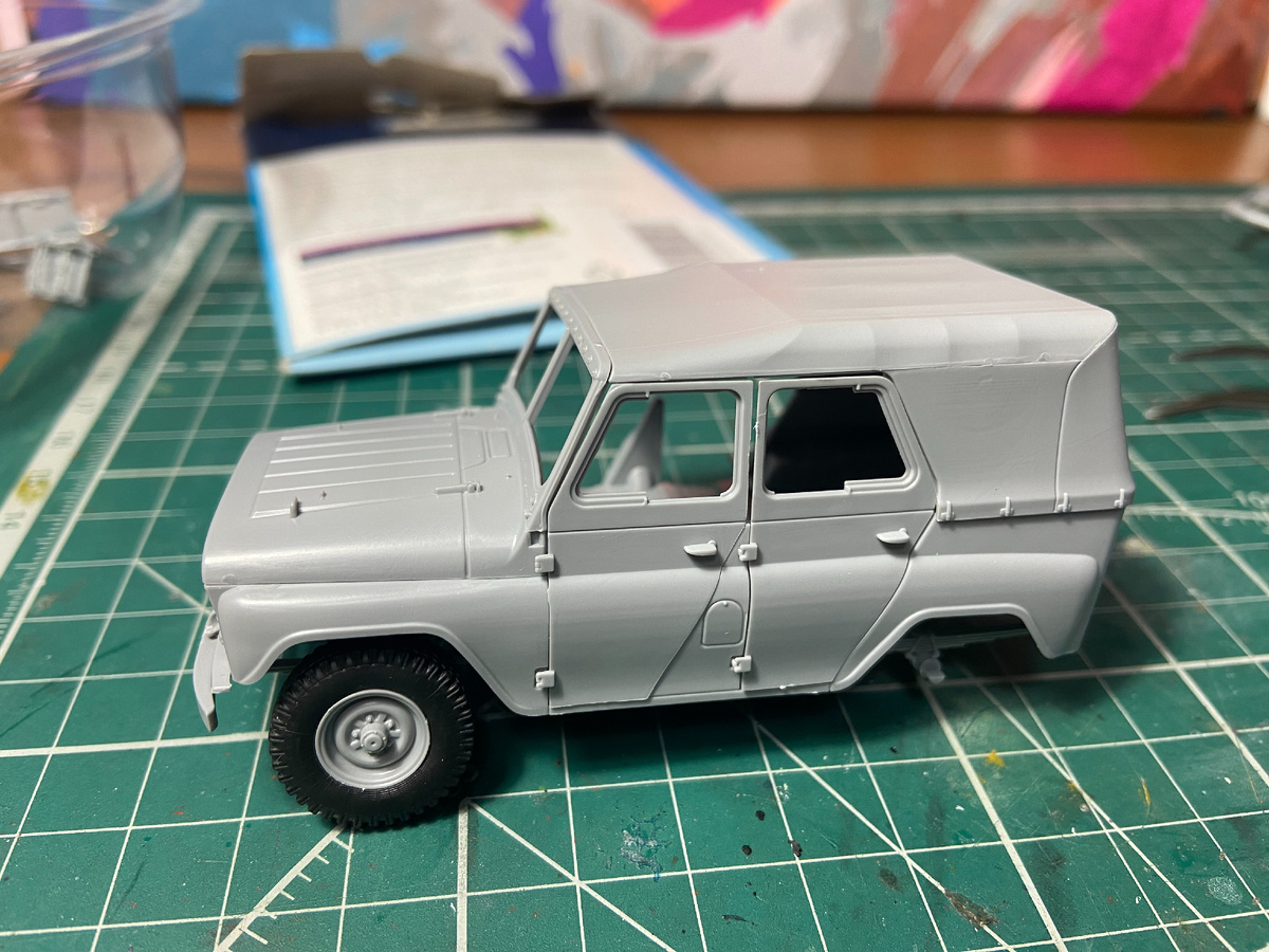Сборка стендовой модели советского внедорожника УАЗ-469. Масштаб 1/43. Производитель "Звезда". Фото из личного архива автора © 2025 год