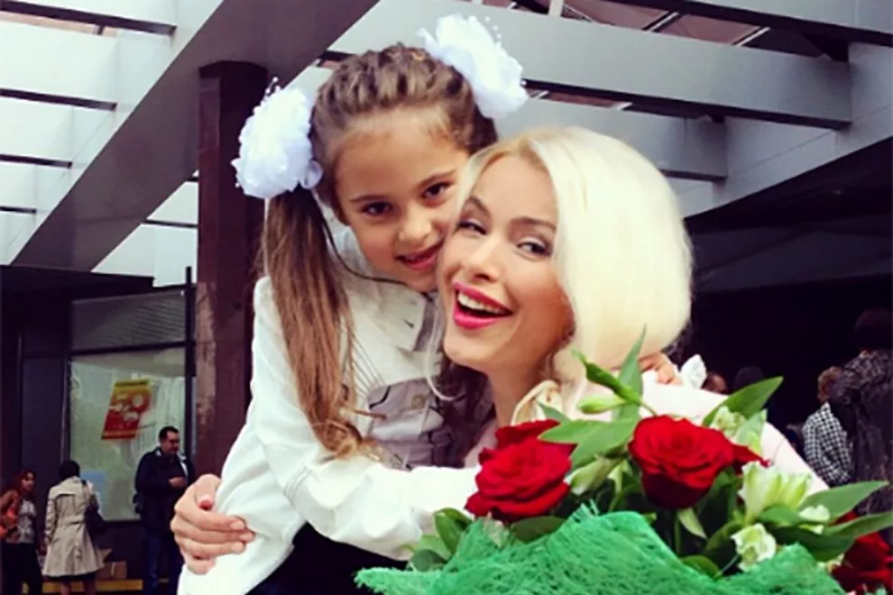 Алена Кравец с приемной дочерью Даниэлой. Фото: info-imya.ru