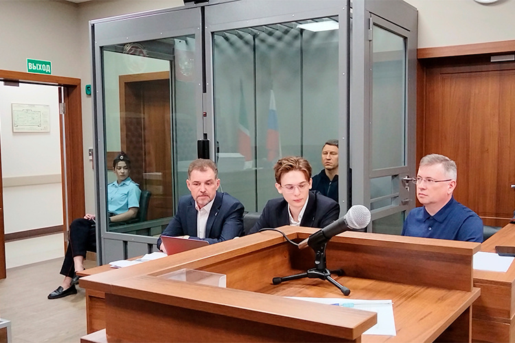    Процесс по делу экс-главы администрации Кировского и Московского районов Сергея Миронова в среду, 4 июня, был полностью посвящен эпизоду с незаконным, по версии прокуратуры, согласованием перепланировки помещений ИП Ирины Мироновой. Это его мама