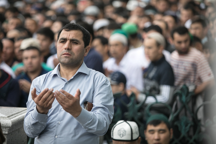    В исламе считается, что богослужение в пятый день недели по своей награде перед Аллахом является более значимым, чем два гает-намаза на Уразу-байрам и Курбан-байрам.   
Фото: «БИЗНЕС Online»