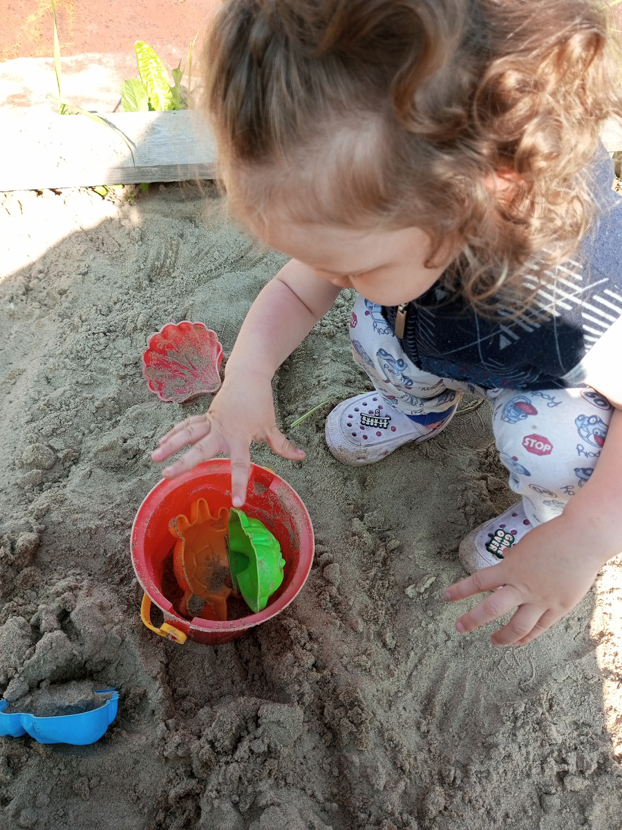 Складывать формочки ей нравится даже больше, чем песочек