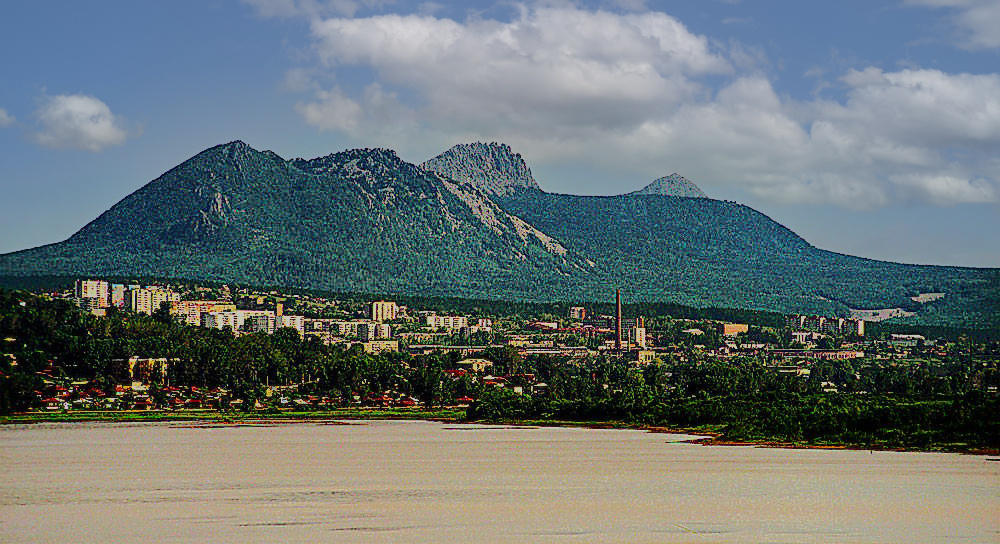 г. Златоуст на фоне хребта Таганай.