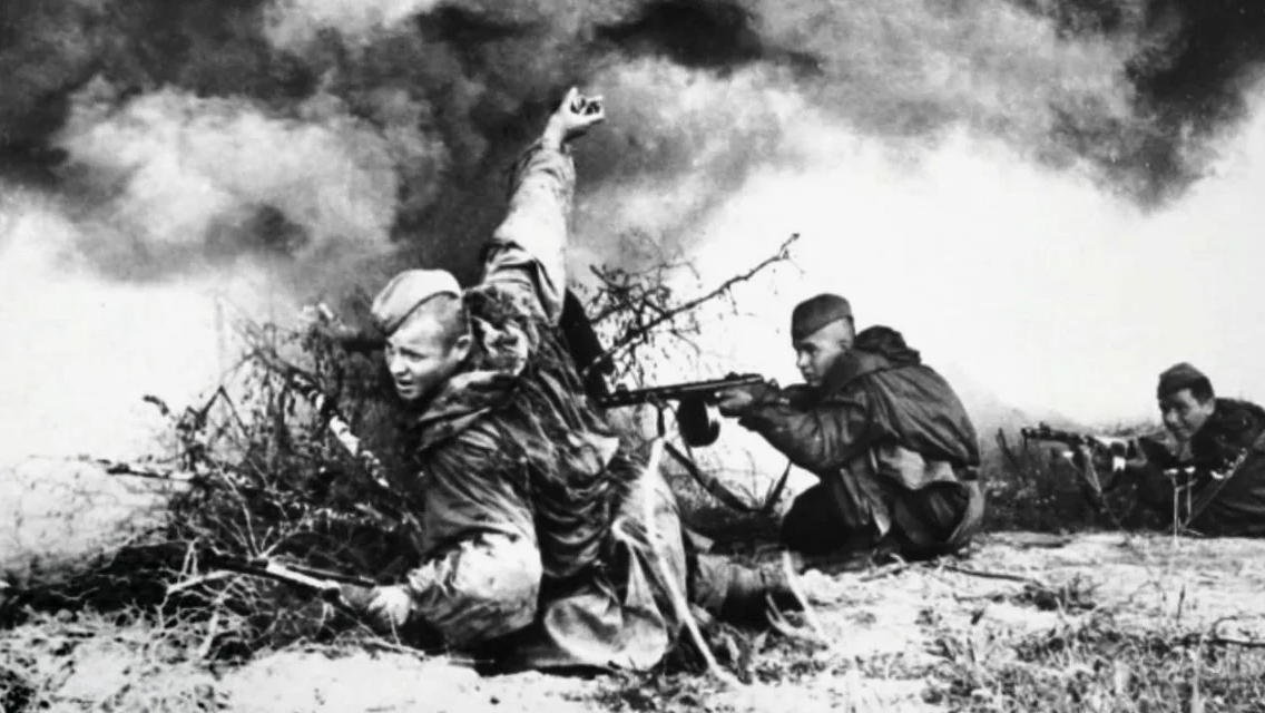 Советские солдаты ведут бой.