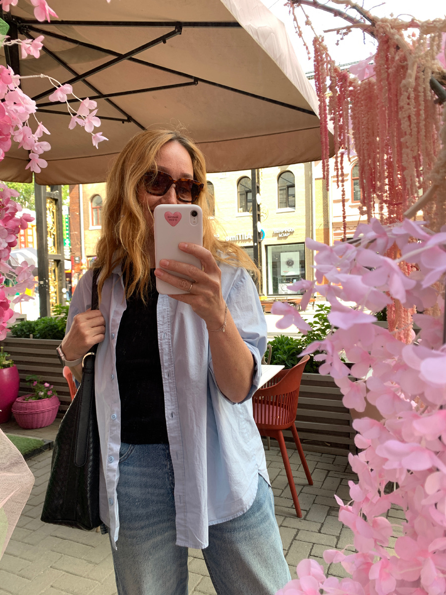 Всем привет 👋 Я Галина, добро пожаловать в мой блог. Буду рада, если останетесь 🌸 Не смогла пройти мимо украшенного зеркала на улице 