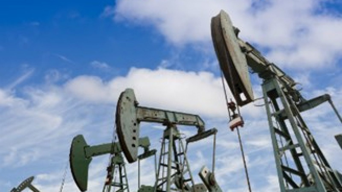Нефть дешевеет — рубль слабеет