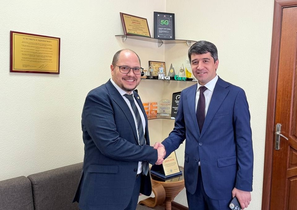 Анатолий Изюмников - генеральный директор компании "МегаФон Таджикистан" и Исфандиёри Саъдулло - Глава Службы связи при Правительстве Республики Таджикистан 