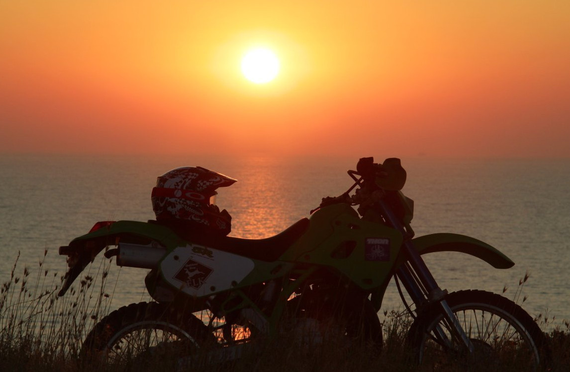 Когда солнце начинает опускаться за горизонт, река Свияга превращается в настоящую картину, полную волшебства и спокойствия.