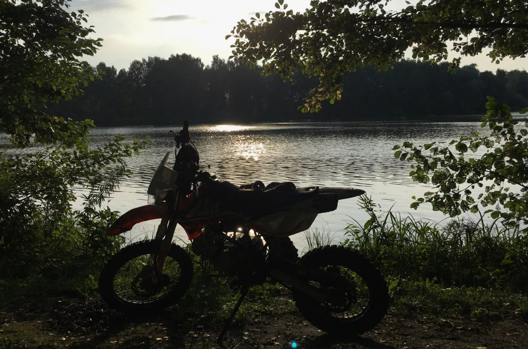 Яркие оттенки оранжевого, розового окрашивают небо, отражаясь в спокойной поверхности воды. В этот момент кажется, что время останавливается, и все заботы остаются позади.