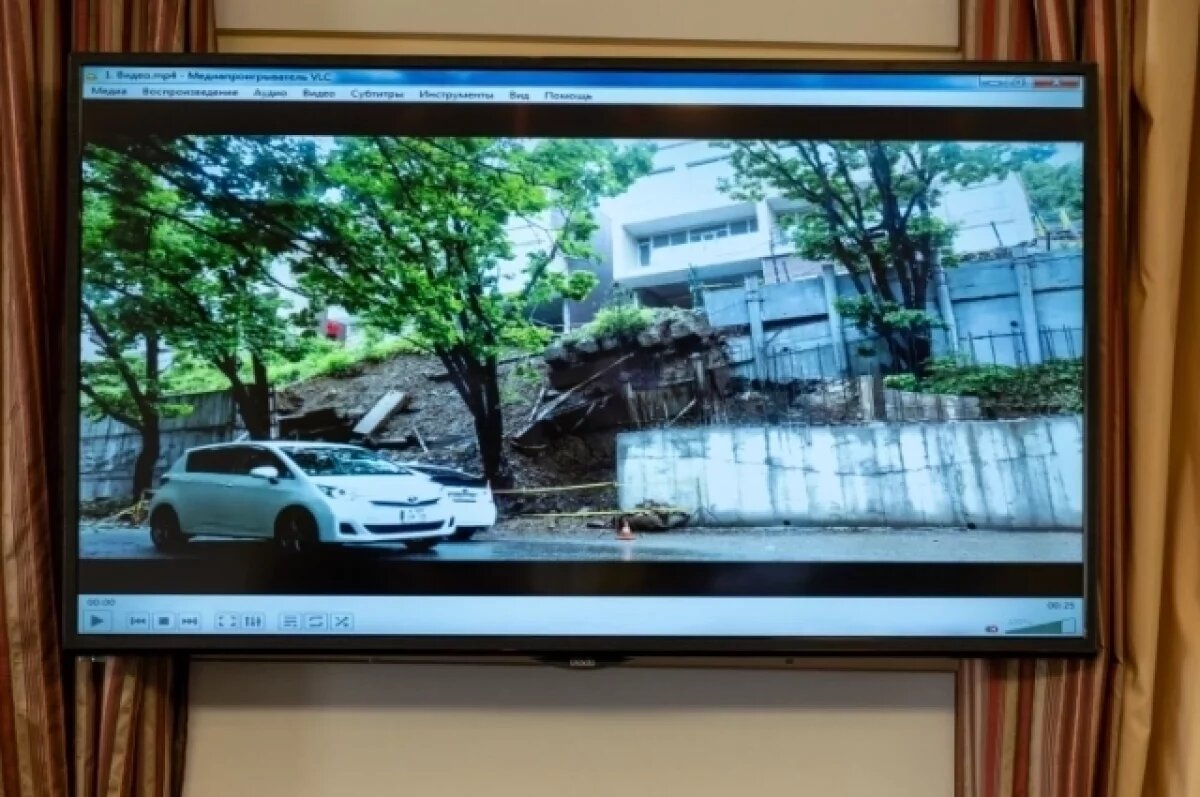    Власти Владивостока эвакуируют жильцов после схода грунта на улице Лесной