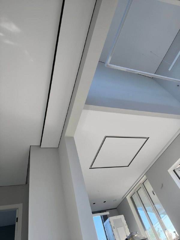 Потолок натяжной.