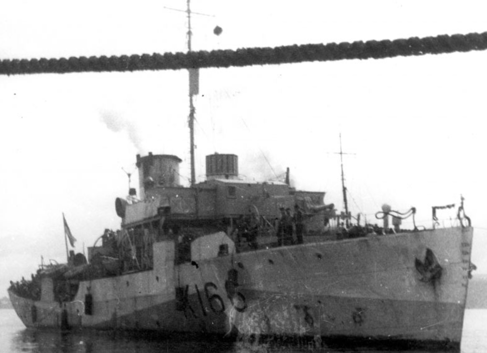 Вид на канадский корвет «Сноубэрри» (HMCS Snowberry) с другого корабля.