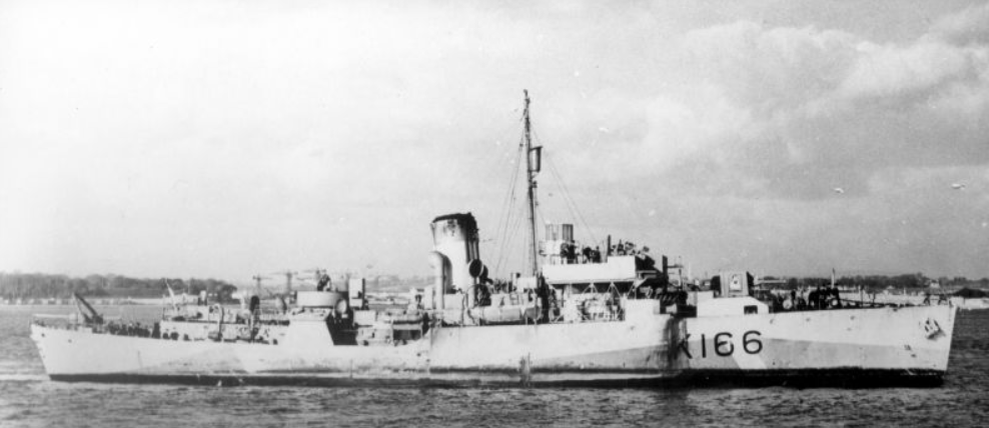 Канадский корвет «Сноубэрри» на фоне берега.