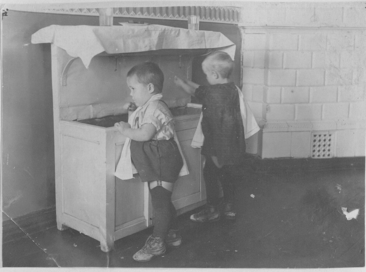 Дом ребенка на ул. Береговой. Дети умываются. Фото из фондов Музейного комплекса им. И. Я. Словцова