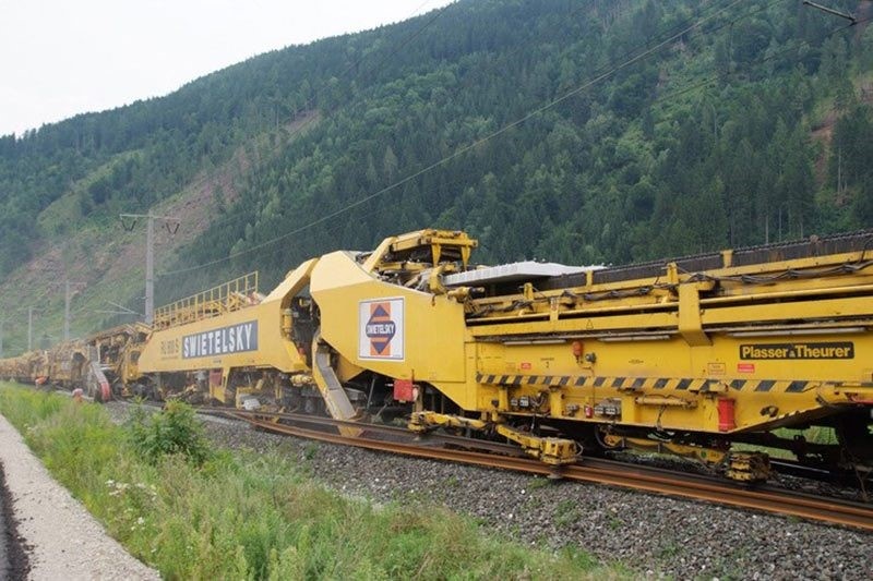 Рис. 2 Путеремонтный поезд «СВЕТЕЛЬСКИЙ» производства «Plasser & Theurer»