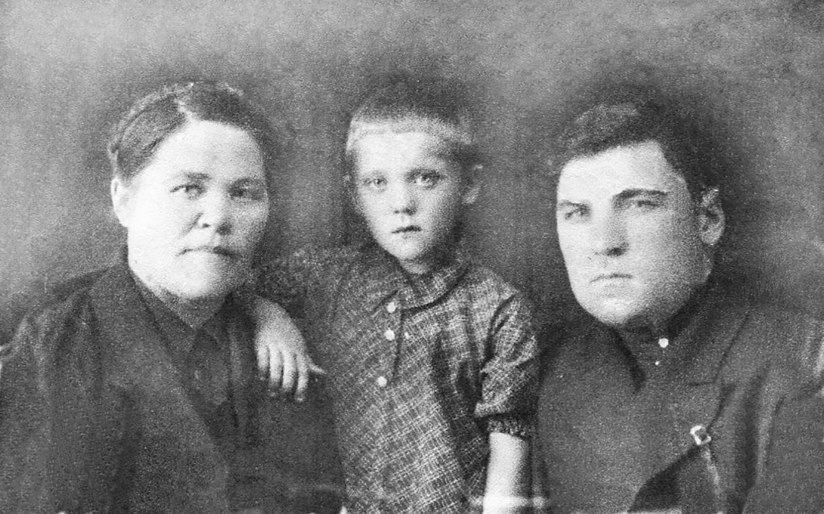 Маленькая Тамара с родителями.