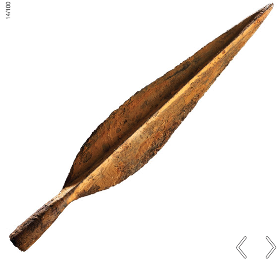 Наконечник ирландского копья, датированный VIII-VI веками до н.э. Это не бронзовый образец, воплощённый в железе: мастер знал особенности материала и умел ими пользоваться. Иллюстрация взята отсюда: https://100objects.ie/