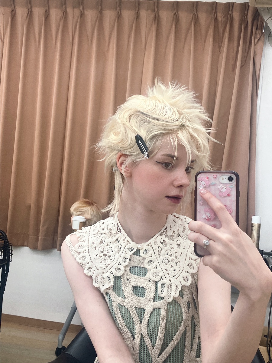 Во время подготовки к фотосессии сегодня. Не волнуйтесь, волосы я не стригла и не красила, это парик!