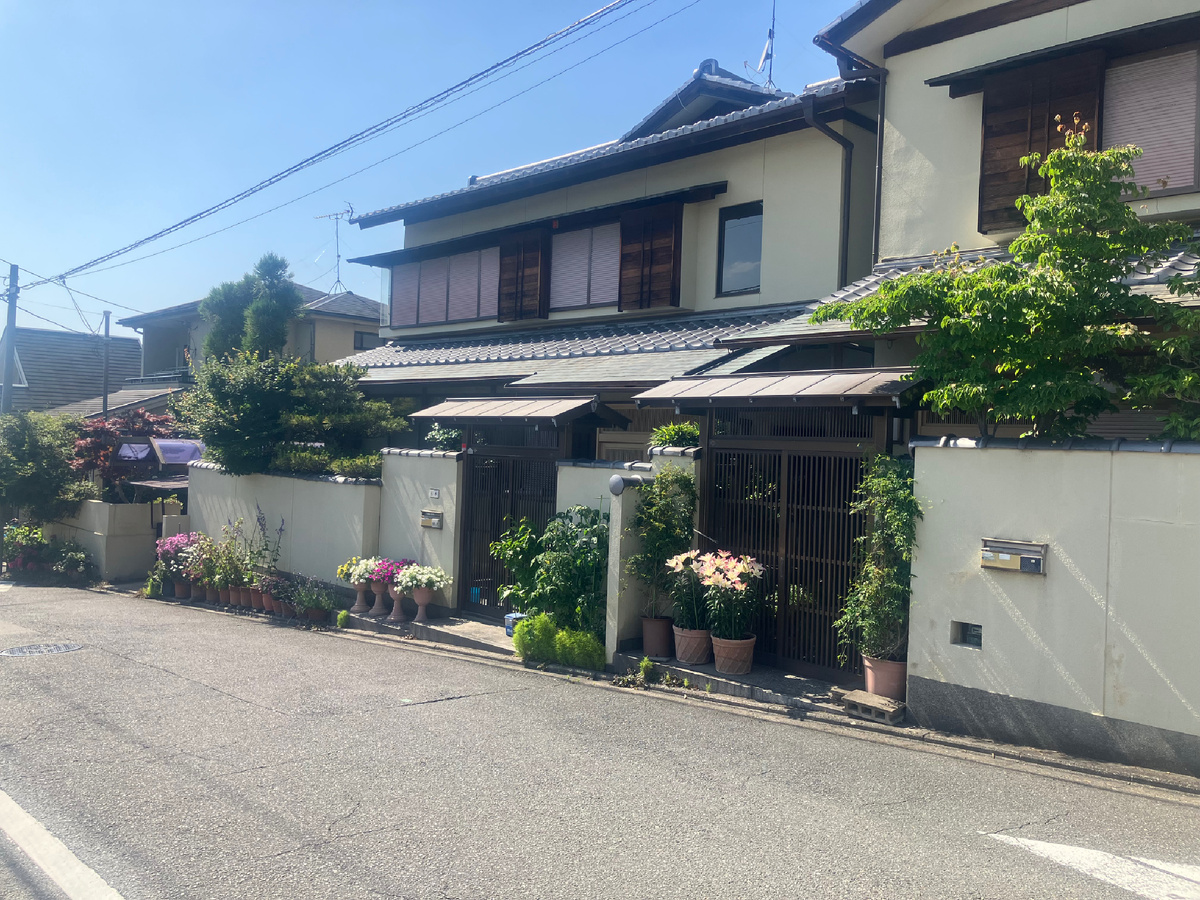 Фото автора. Очень нравятся такие уютные домики с цветочками вокруг 