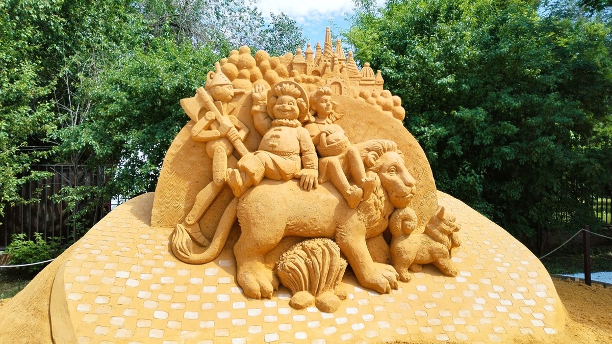 Песочные скульптуры в Челябинске 2025. Сказка "Волшебник Изумрудного города" (Фото автора)