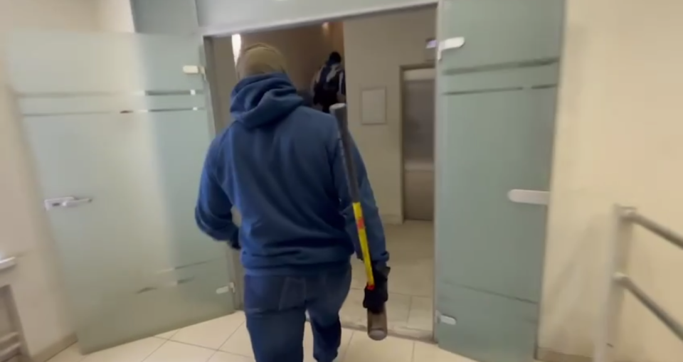    Обыски в URA.RU. Источник: Кадр из видео