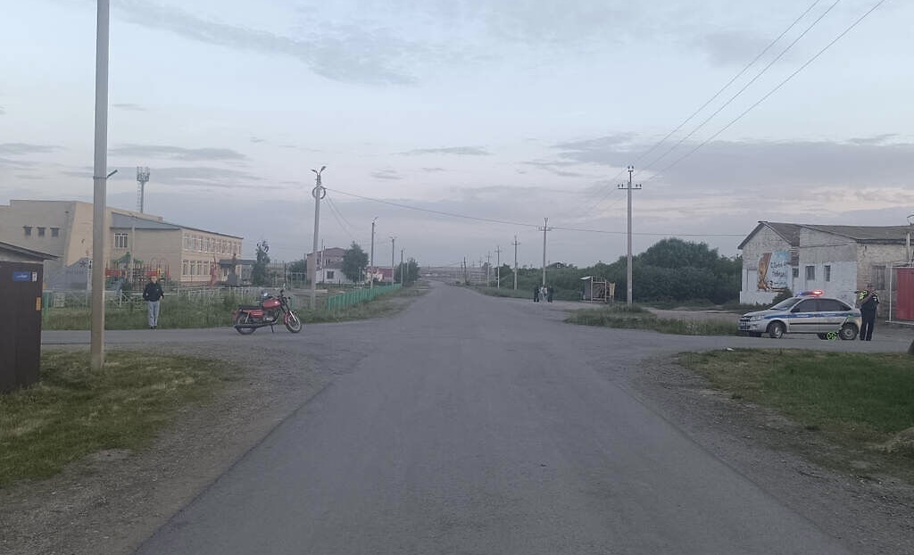    Подростки на мопеде и велосипеде попали в ДТП в Оренбургской области. Один ребенок пострадал
