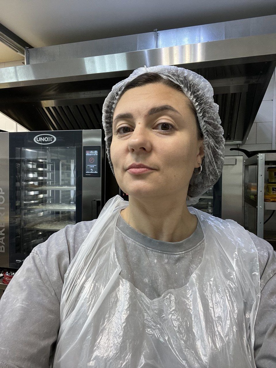 Зачем мне делать аудит, если я опытный владелец кондитерской?

-«Я точно знаю, как работает мой бизнес».

-«Я знаю каждый уголок в своей кондитерской. Я пережила пандемию, кризисы и скачки курса».  

-Но почему в конце месяца на счету снова не та сумма?  
-Почему персонал не успевает, хотя работает без остановки?  
-Почему выручка растет, а прибыль нет?  
-Почему все чаще накрывает выгорание?

Стоп❌Это не риторические вопросы.

Вот 2 слепые зоны, которые съедают вашу прибыль прямо сейчас:

1️⃣ Невидимые потери сырья

- 15% ингредиентов выбрасывается из-за:  
  ✓ Неправильного хранения  
  ✓ Перепроизводства  
  ✓ Отсутствия контроля списаний  

✅Пример из практики: кондитерская в Краснодаре после аудита сократила потери сырья на 90 000 в месяц!

2️⃣ Персонал работает не эффективно

Ваши кондитеры:  
✓ Теряют 40 минут в день на поиск инструментов  
✓ Делают лишние движения из-за плохой эргономики  
✓ Повторяют одни и те же ошибки, потому что всегда так делали

✅В этой же кондитерской в Краснодаре я перестроила тех процесс, что принесло дополнительно 280 000 в месяц

В следующем посте объясню, как аудит решает эти проблемы.