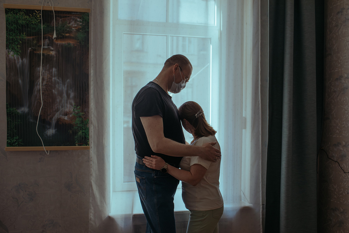 Станислав и его жена Лариса в своей комнате, которую им предоставляет Advita на время лечения. Санкт-Петербург, 21 мая 2025 года
Фото: Ксения Иванова для ТД