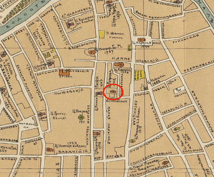 План центра Москвы 1916 г. с датировкой строений. Фрагмент. Красным цветом примерно обозначено будущее местоположение ансамбля. Источник: http://www.etomesto.ru/map-moscow_history-1916/