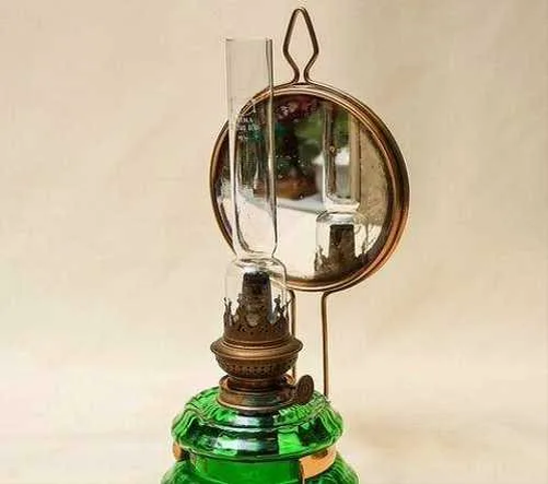 Как-то пришлось приблизительно с такой лампой жить. Да, у меня была не такая гламурная. Взято: Яндекс.Картинки