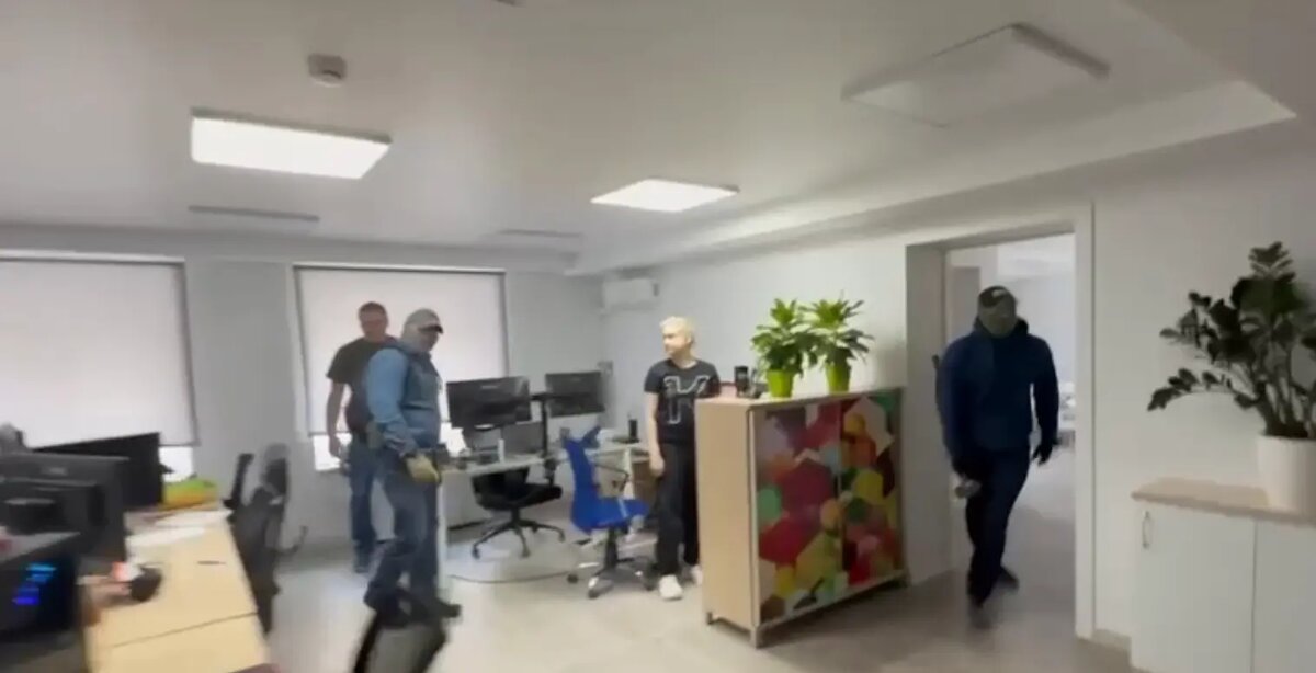    Фото: стоп-кадр видео обысков Ura.ru