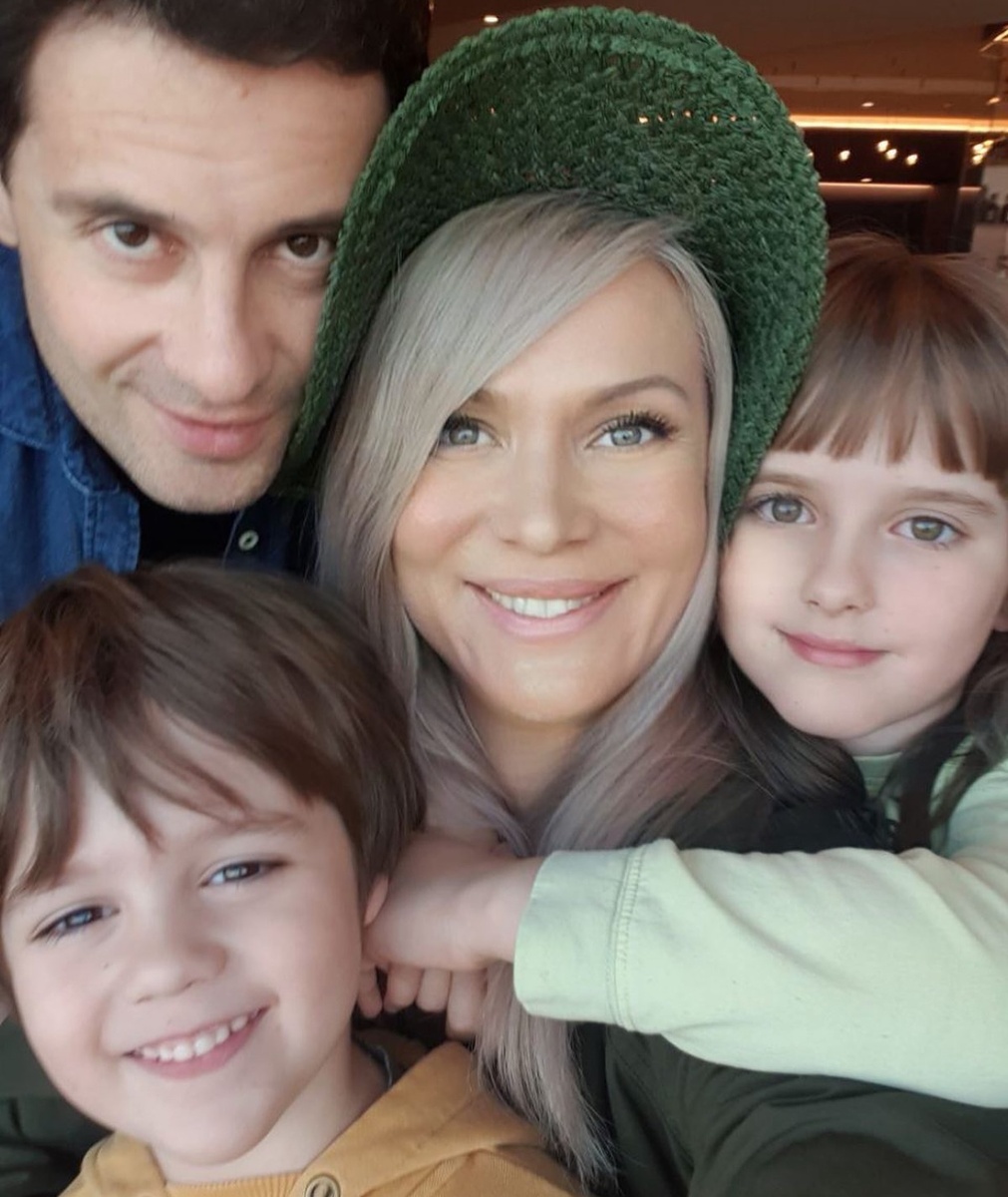 Антон и Виктория Макарские с детьми