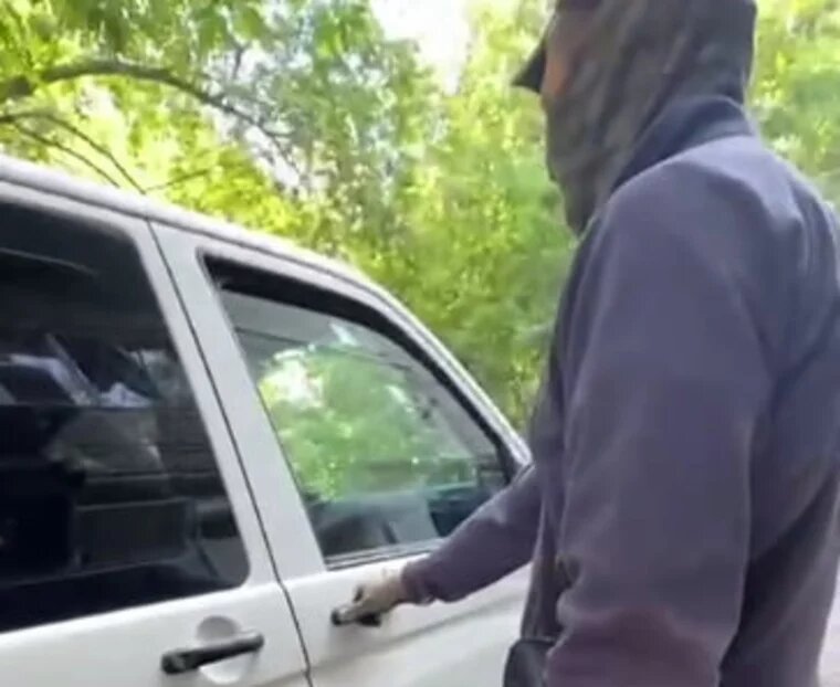 Кадры с задержания редактора URA.RU. Фото: URA.RU