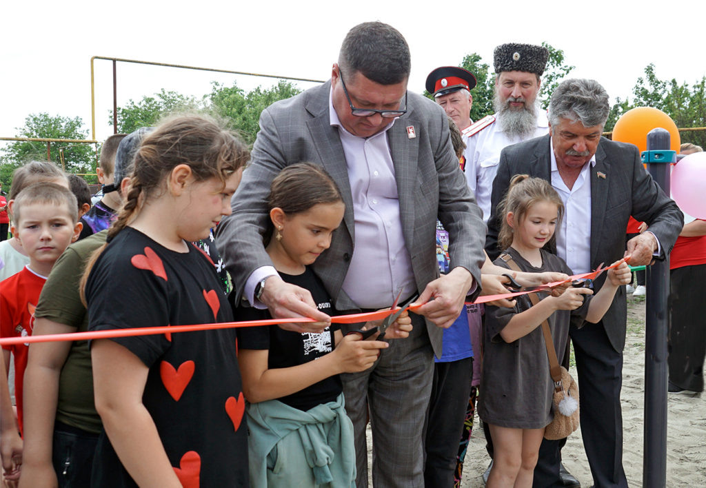    глава района Андрей Палий и председатель райсовета Александр Устименко вместе с ребятами перерезают красную ленточку. Фото Архипа Ларченко Владимир Головенко