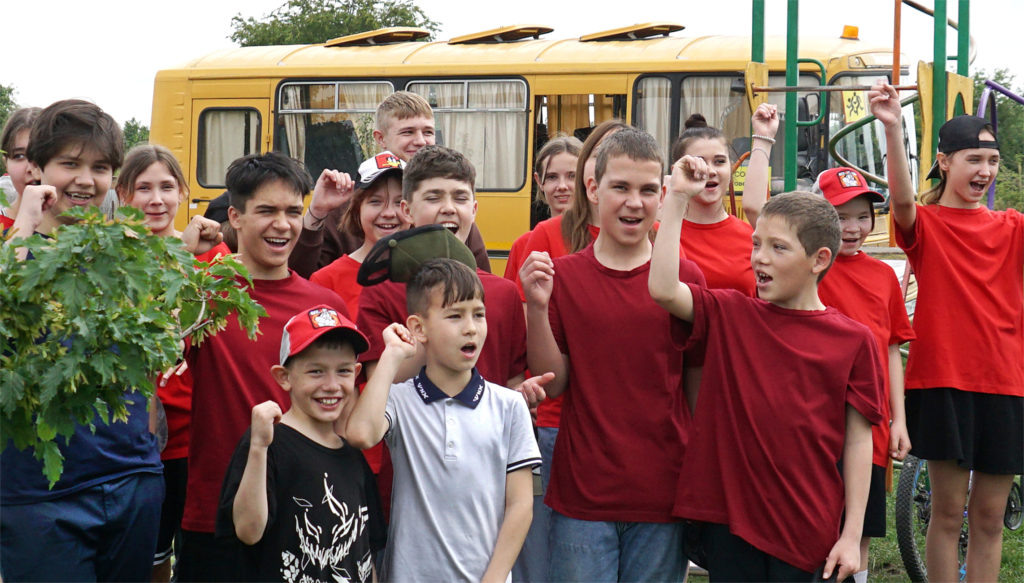    Поселковая ребятня освоила воркаут-площадку сразу Владимир Головенко