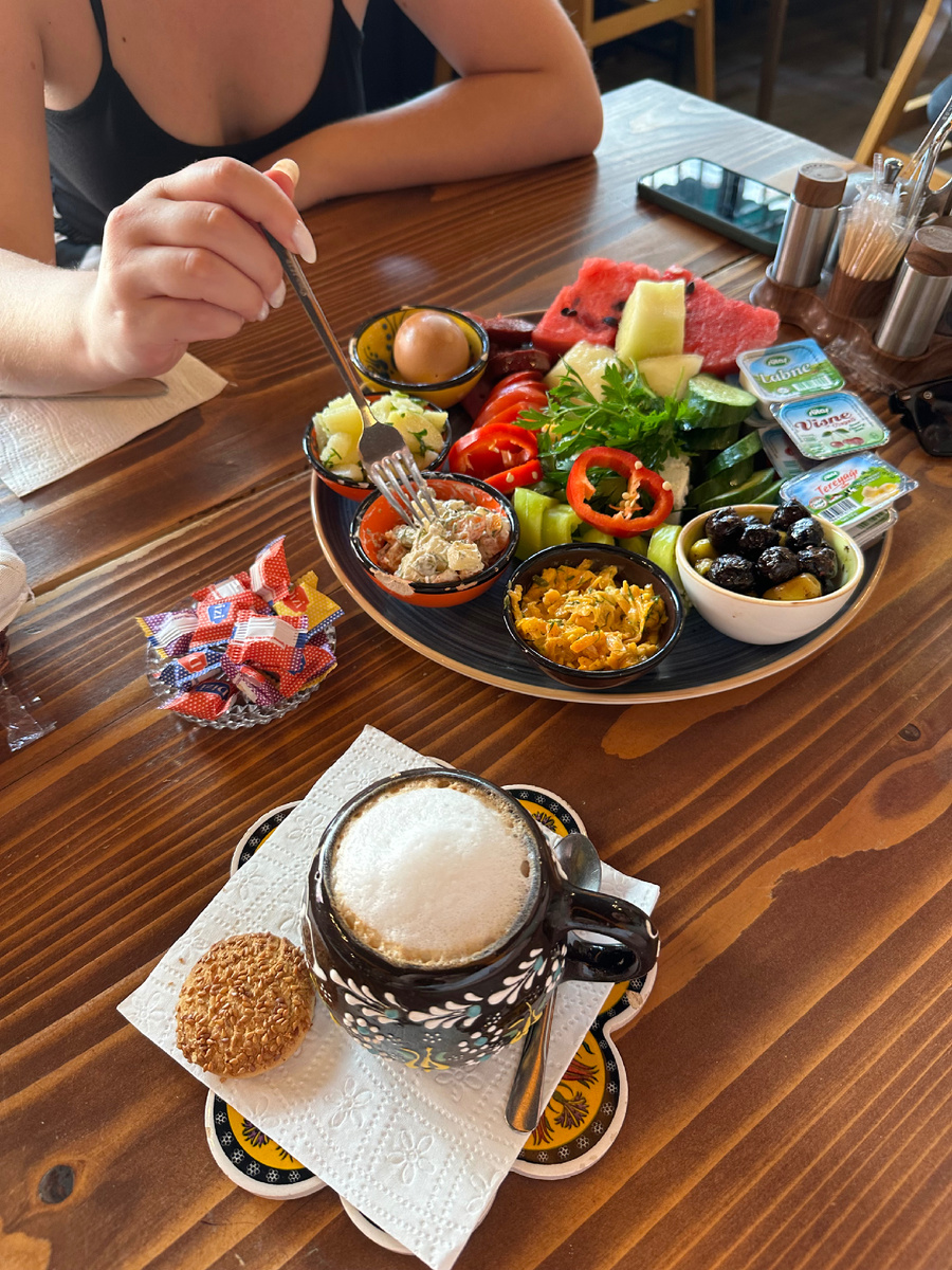 Типичный турецкий завтрак. Все фото в статье мои