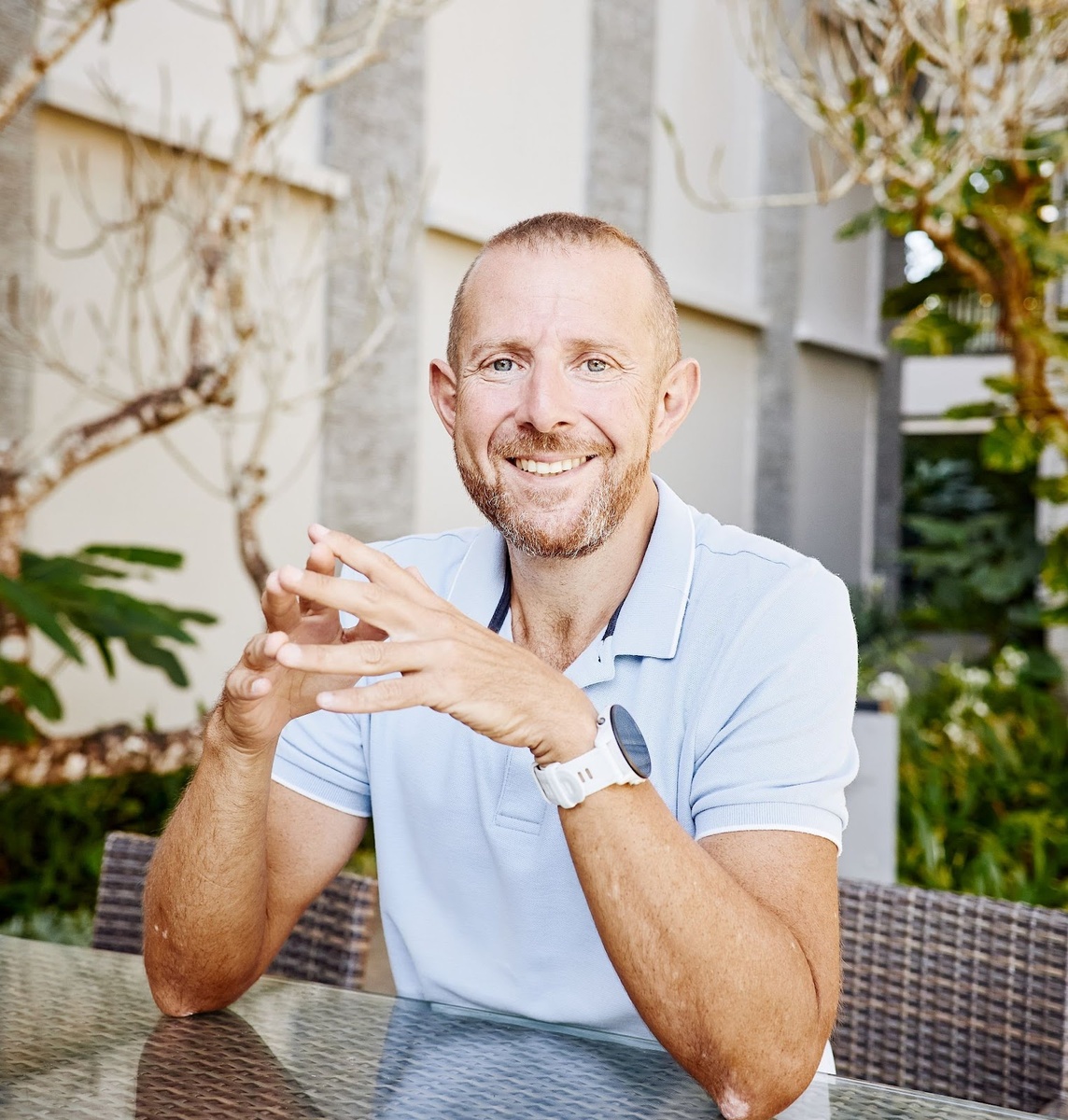 Надо инвестировать в общение с людьми. Один мой знакомый купил самый дорогой членский билет в сигарный клуб. И самую большую продажу он сделал именно там.