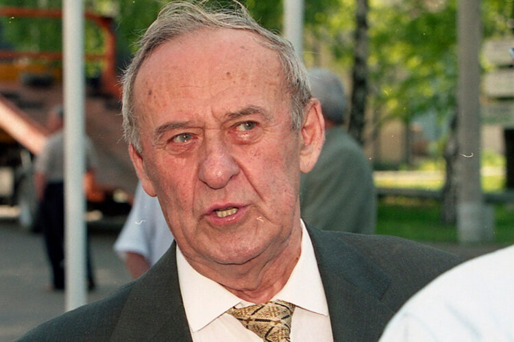 Зураб Хубулава - бессменный директор кондитерской фабрики «Заря». 