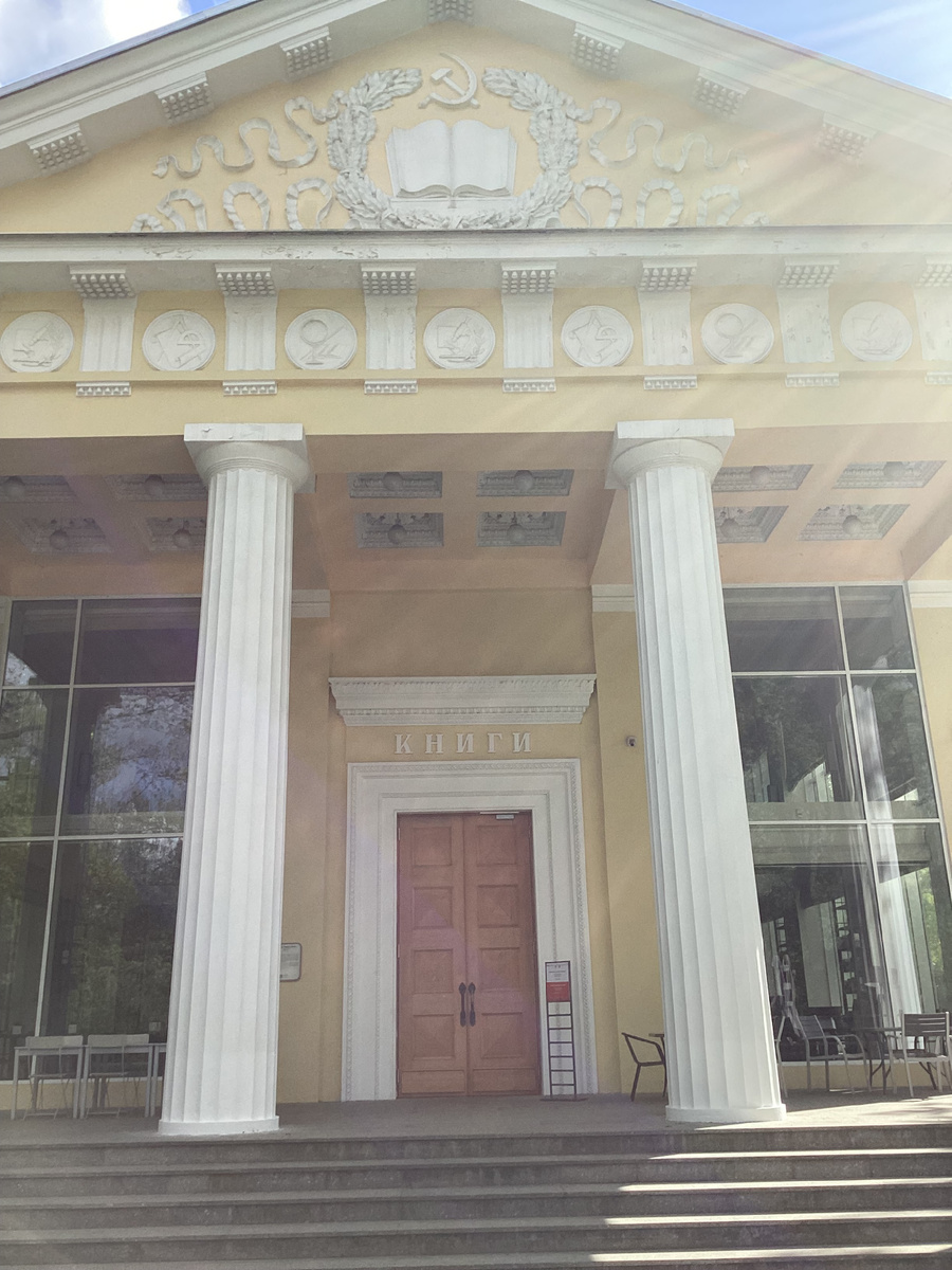 Центральный вход. Посидеть можно и внутри, и снаружи. Фото автора.