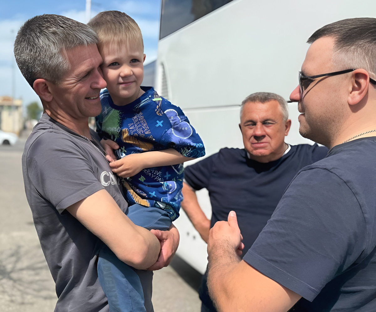 Наш филиал взаимодействует с другими региональными филиалами фонда «Защитники Отечества» и недавно помог коллегам из Курской области организовать небольшое, но яркое путешествие семей героев СВО по живописным местам Карачаево-Черкесии