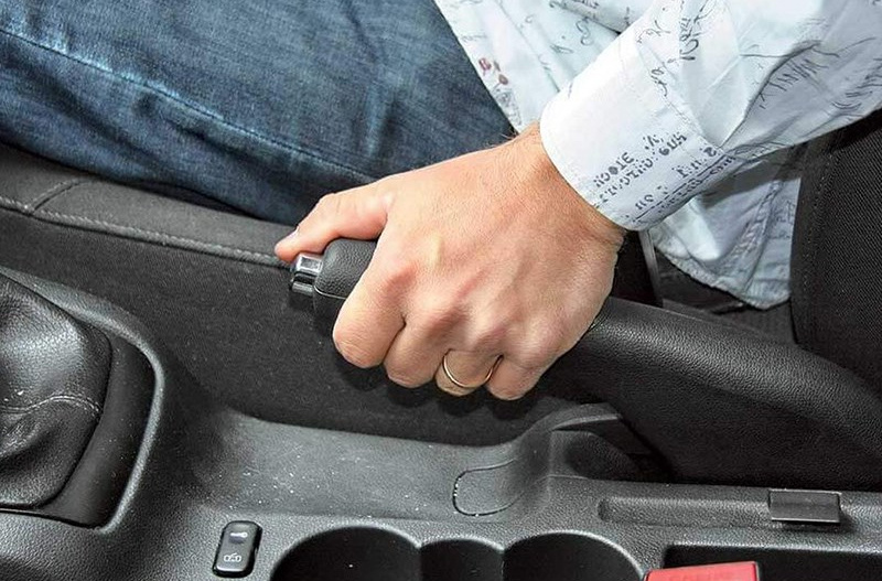 Я думаю все сталкивались с проблемами с ручником