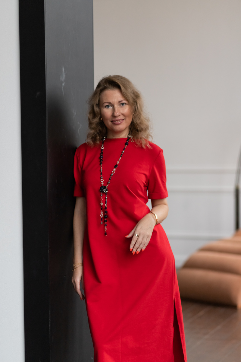 Нашла фотку 2020г Тут я молодая и кудрявая