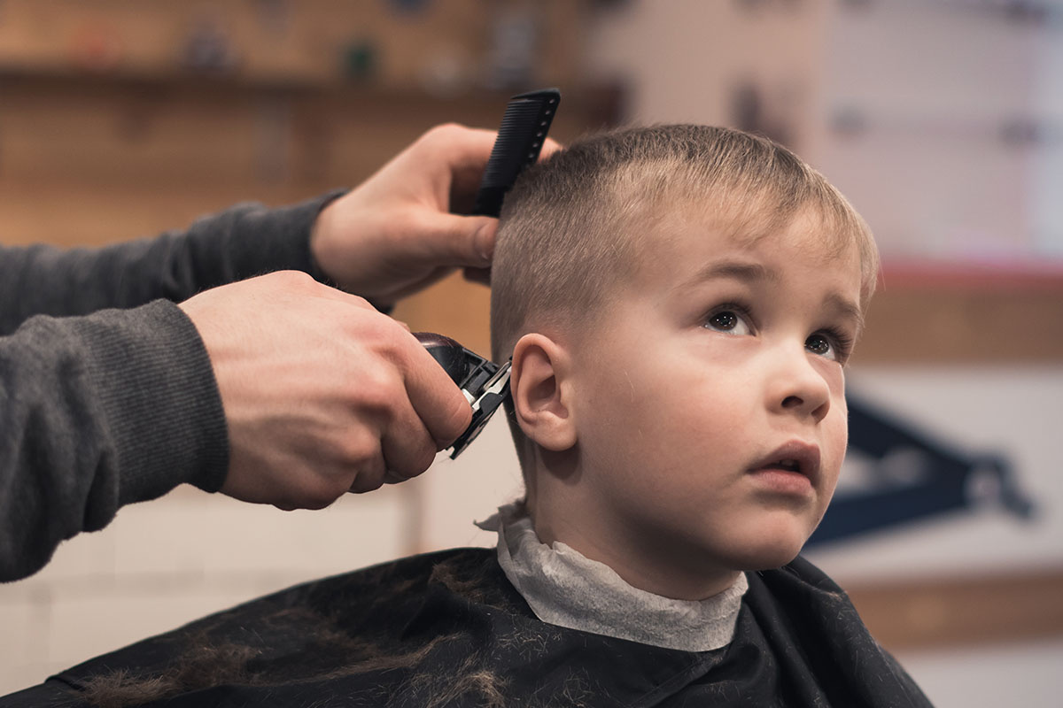    Не каждый ребенок терпеливо переносит стрижку. Источник: Shutterstock