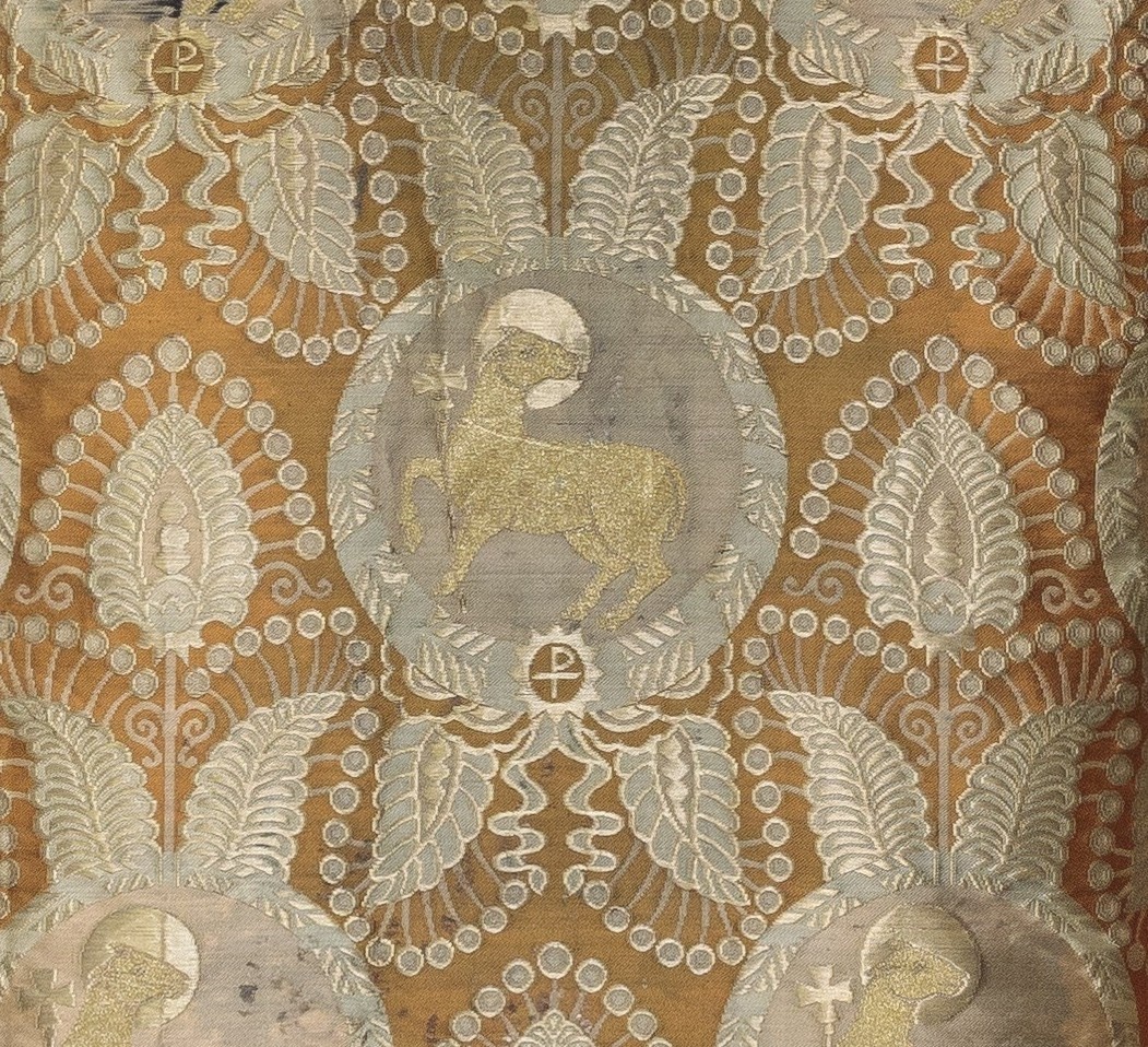 Стихарь. Ткань стана: изображение Агнца Божия с монограммой Христа в триумфальном венке на фоне растительных мотивов. 