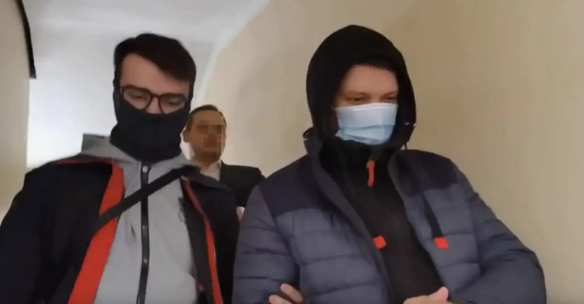    Водитель «Роллс-Ройса» в медицинской маске. Фото: скриншот из видео пресс-службы ГУ МВД России по Петербургу.