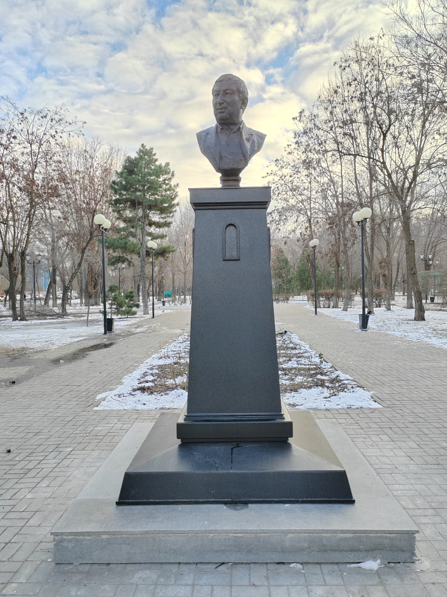 Памятник Расулу Гамзатову. Астрахань. 25.01. 2024 г.