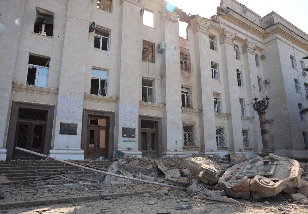    У здания херсонской администрации снесло не только крышу - внутренние помещения, судя по фотографиям из соцсетей, также серьезно пострадали